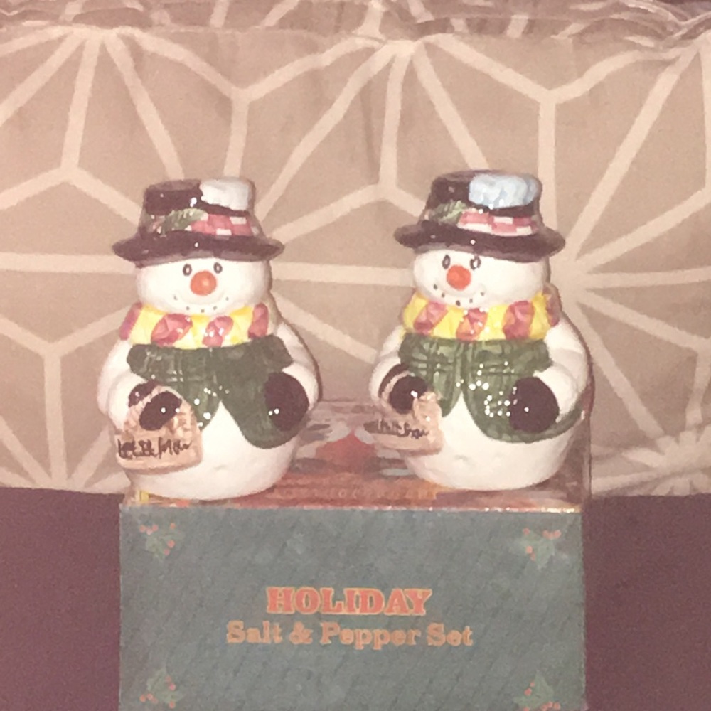 Snowman ⛄️ salt and pepper shaker new